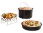 Brochettes de poulet, pizza et gâteau cuits dans des moules noirs.