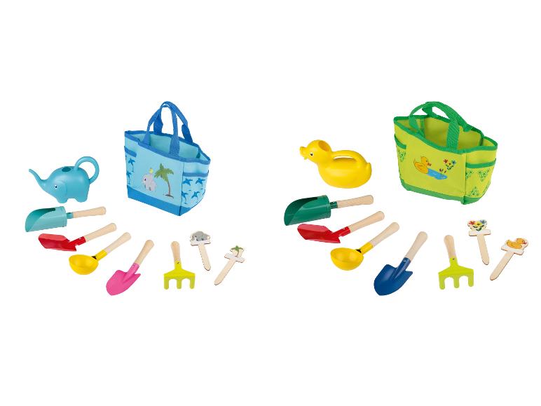 Deux ensembles de jouets de sable, comprenant des arrosoirs, des pelles, des râteaux et des sacs.