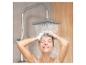 Femme se lavant les cheveux sous une douche à effet pluie