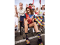 Fans enthousiastes en tenue de sport et chaises pliantes, acclamant.