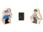 Figurines en bois d'un policier, d'un voleur et d'un coffre-fort.