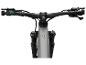Gros plan sur un vélo de montagne électrique gris avec un guidon noir et le logo 'Peak 7091M'.