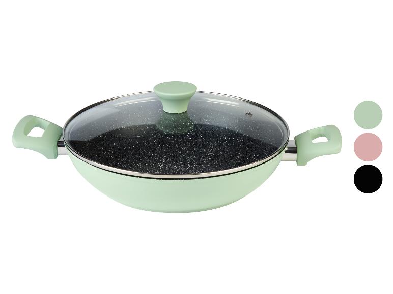 Poêle verte avec couvercle.