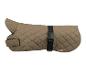Manteau pour chien matelassé marron avec sangle à boucle noire et fermeture velcro.