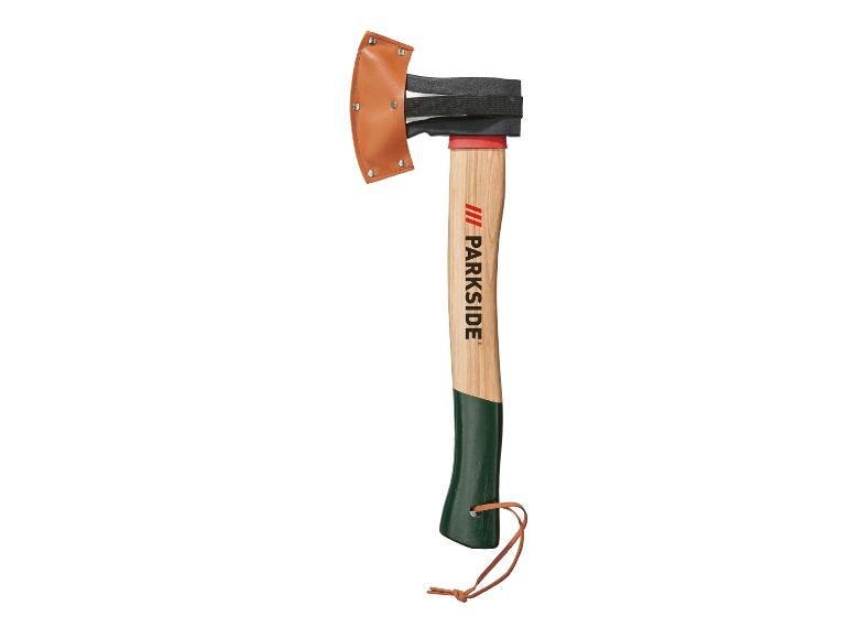 Hache avec manche en bois et protège-lame en cuir.