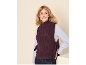 Femme portant un sans-manche en tricot violet sur une chemise bleu clair.