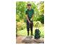 Homme utilisant un nettoyeur haute pression pour nettoyer une terrasse dans un jardin.