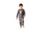Petit garçon en pyjama d'Halloween avec squelette et le texte « BOOO YA ! ».