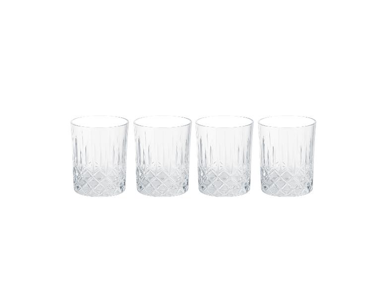 Quatre verres transparents avec motif en relief sur fond blanc.