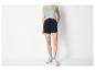 Shorts et débardeur : look décontracté et estival.