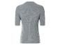 Un polo gris en maille à manches courtes.
