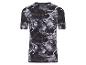Un t-shirt noir à manches courtes Reebok avec un imprimé abstrait.