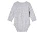 Un body bébé gris à manches longues.