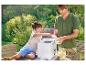 Un père et son fils utilisent une machine à glaçons SilverCrest pour préparer une boisson rafraîchissante au jardin.
