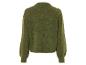 Un pull en laine vert à manches longues.