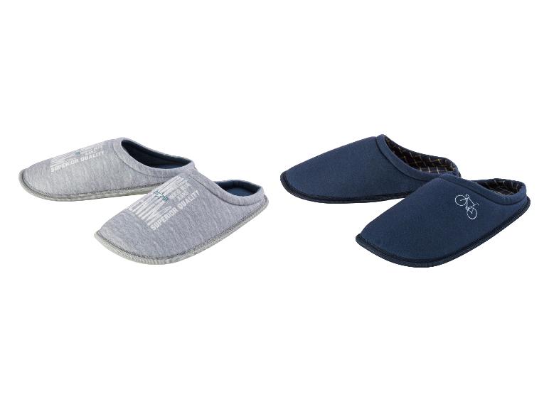 Deux paires de pantoufles pour homme, une paire grise avec le texte 'Indigo Blue Jeans Superior Quality' et une paire bleu foncé avec un design de vélo.
