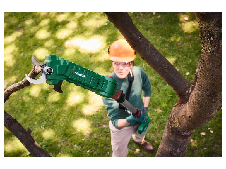 Élagueuse télescopique sans fil PARKSIDE 20 V coupant une branche d'arbre.