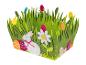 Un panier de Pâques en feutre avec un lapin, des œufs et des fleurs.