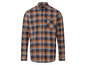 Une chemise à manches longues à carreaux bleus et orange.
