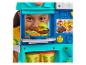 Un enfant joue avec de la Play-Doh dans un food truck jouet.