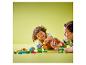 Enfant et adulte jouent avec des briques de construction colorées LEGO DUPLO sur le sol.