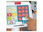 Un enfant appuie sur le chiffre huit sur l'écran d'une caisse enregistreuse jouet Fisher-Price.