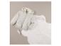 Un sweat-shirt gris à fermeture éclair et un tapis en fourrure blanc.