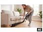 Aspirateur sans fil SILVERCREST® avec manche flexible pour nettoyer sous le canapé. [image générée par l'IA]