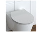Gros plan d'un abattant de toilettes blanc.