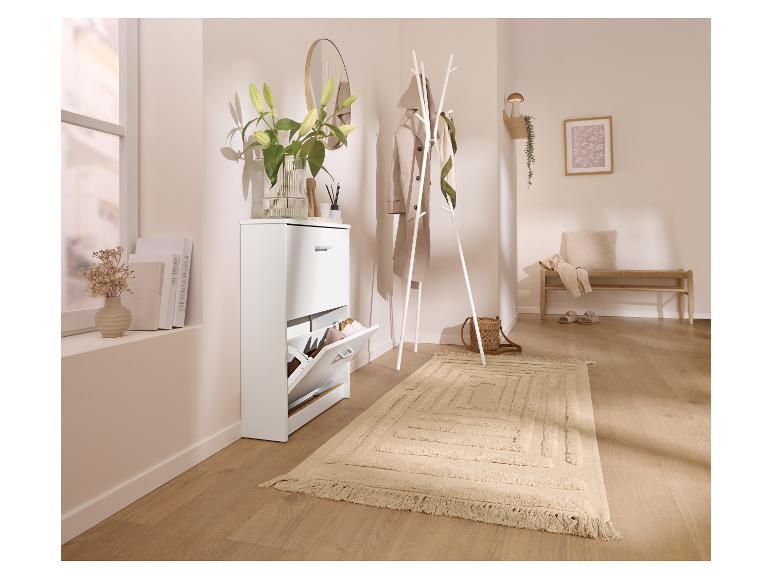 Entrée avec meuble à chaussures blanc, porte-manteau, banc et tapis beige.