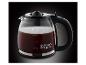 Une carafe à café en verre avec une poignée noire, remplie de café, de Russell Hobbs.