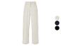 Pantalon beige à jambes larges.