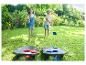 Deux enfants jouent au jeu de lancer de sacs Play-day dans le jardin.