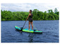 Une femme pagaye sur une planche de paddle gonflable Hydro-Force.
