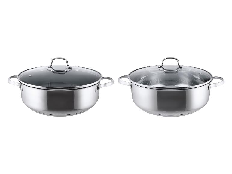 Deux casseroles en acier inoxydable avec couvercles, l'une avec panier vapeur.