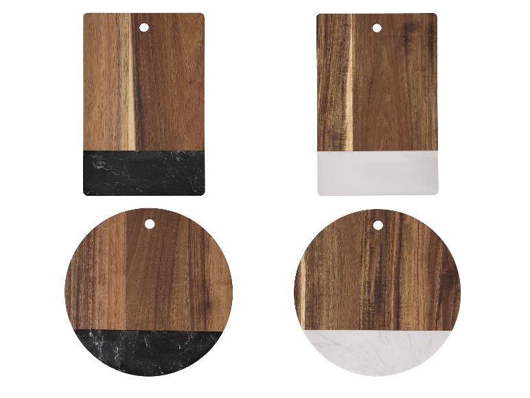 Quatre planches à découper en bois avec des accents de marbre, deux rectangulaires et deux rondes.