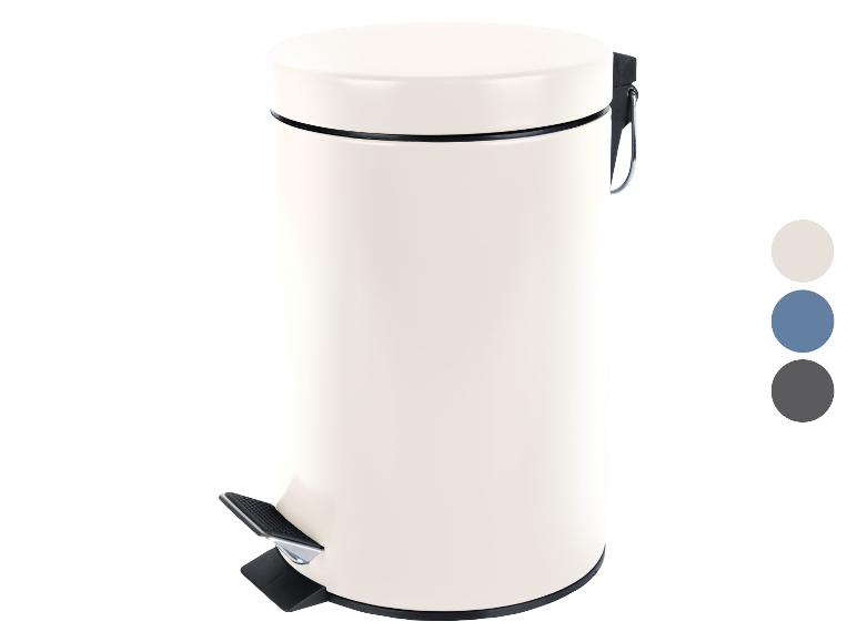 Poubelle à pédale blanche avec des détails noirs et métalliques.