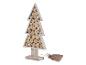 Un sapin de Noël en bois avec des disques de bois ronds et des lumières blanches, à côté d'un sac en jute.