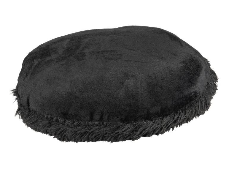 Un coussin rond et moelleux noir.