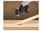 Visseuse sans fil Parkside en action, fixant du bois.