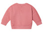 Un pull rose à manches longues pour bébé.