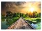 Un pont en bois au-dessus d'un ruisseau avec un éclair dans le ciel.