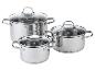 Trois casseroles en acier inoxydable avec couvercles en verre.