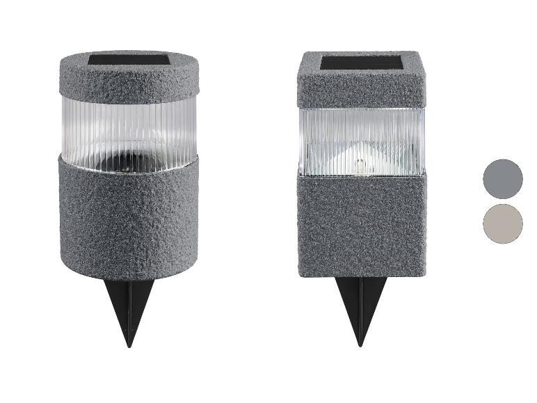 Deux lampes solaires de jardin, une ronde et une carrée, avec une finition grise granuleuse.