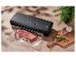 Machine sous vide Silvercrest avec viande, ail et romarin sur une table en bois.