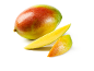 Mangue entière et deux tranches de mangue fraîche sur fond blanc.