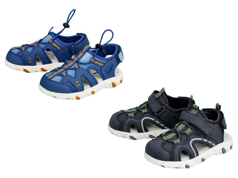 Deux paires de sandales pour enfants: bleues avec des accents orange et bleu foncé avec des accents verts.