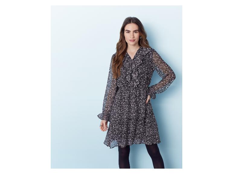 Une femme portant une robe noire à fleurs