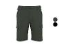 Shorts cargo vert foncé avec un bouton marron et des poches latérales.