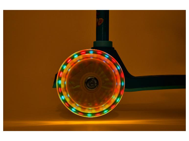 Roue de trottinette lumineuse en mouvement sur fond orange